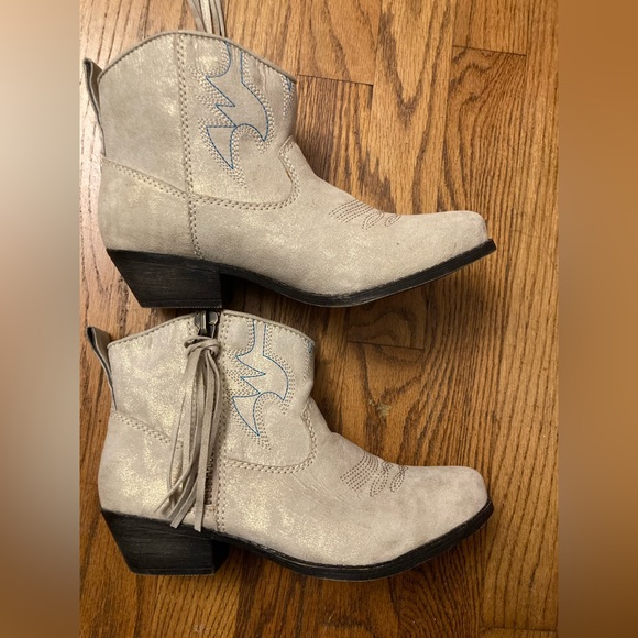 Big Buddha Light Gray Suede Western Ankle Booties with Fringe - Picture 6 of 9